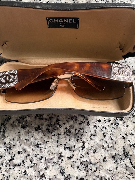 CHANEL Tortoiseshell Brown Crystal CC Logo Sunglasses main image 7